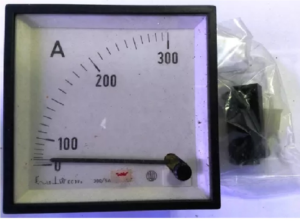 Amperímetro analógico de 0-300A.96X96