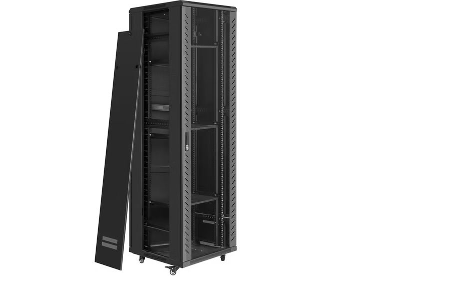 Gabinete de montaje en piso. Espesor: 2,0-1,2-1,0 mm. Puerta de Entrada: Tipo de vidrio templado con tiras decorativas. Puertas traseras: Perforada. Accesorios: 4 Ventiladores, 1 Bandeja, 4 Ruedas y  4 Patas niveladoras. Marca STC